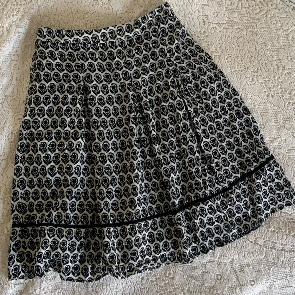 solitaire black and white floral skirt